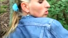 Geile blonde Milf fickt im Wald